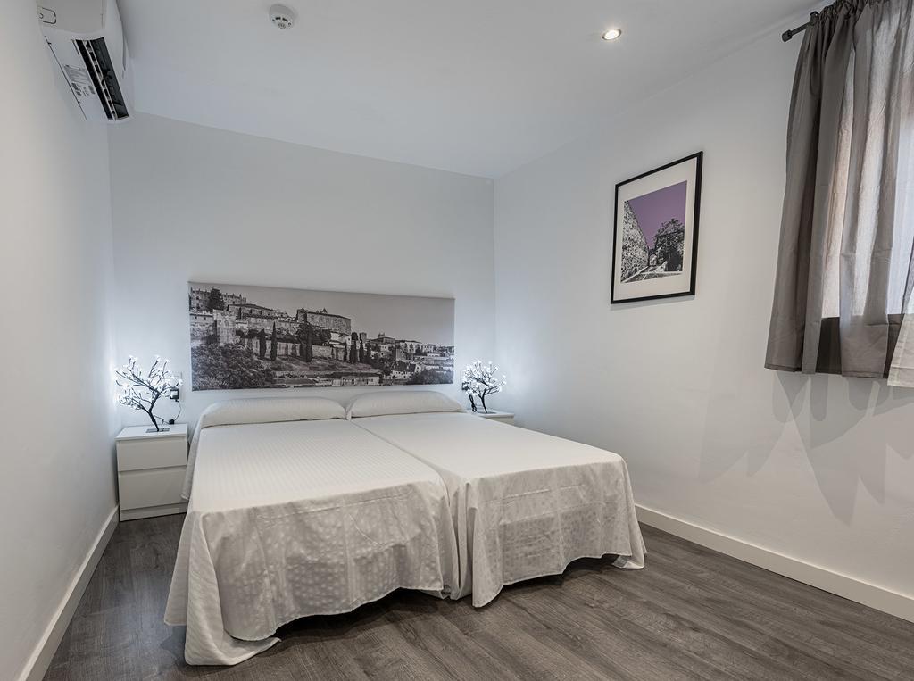 Apartamentos Turisticos Domus Seleqtia Plaza Mayor Caces 외부 사진